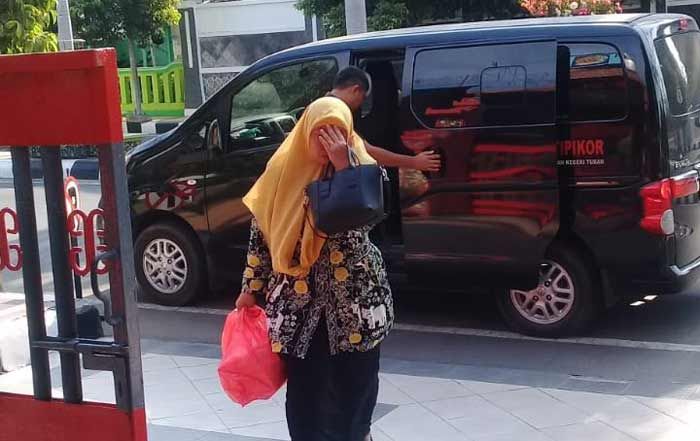 Selewengkan Dana ADD, Kades Mojoagung Beserta Suaminya Ditetapkan jadi Tersangka Selewengkan Dana ADD, Kades Mojoagung Beserta Suaminya Ditetapkan jadi Tersangka