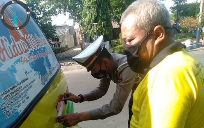 Kampanye Lewat Stiker, Satlantas Polres Mojokerto Kota Galakkan Pemakaian Masker Kampanye Lewat Stiker, Satlantas Polres Mojokerto Kota Galakkan Pemakaian Masker
