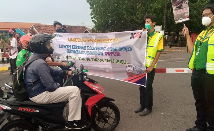 Peringati Hari Pahlawan, PT KAI Bersama Komunitas Railfans Sosialisasi Keselamatan di Perlintasan KA Peringati Hari Pahlawan, PT KAI Bersama Komunitas Railfans Sosialisasi Keselamatan di Perlintasan KA