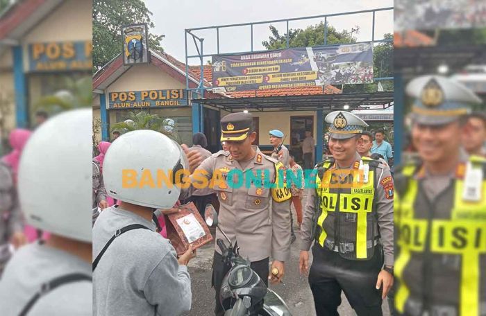 Kapolres Pasuruan Bagi-Bagi Takjil dan Sembako