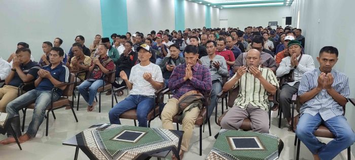 Kiai Asep Bagikan 250 Bola Gratis, Klub-Klub Sepak Bola Yel-Yel Gus Barra Bupati Mojokerto Kiai Asep Bagikan 250 Bola Gratis, Klub-Klub Sepak Bola Yel-Yel Gus Barra Bupati Mojokerto
