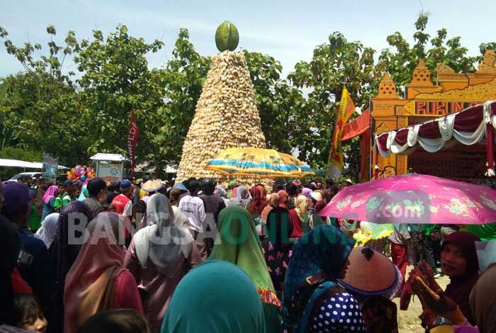 Gunungan Enam Meter dari Buah Belimbing jadi Rebutan Warga Kalitidu Bojonegoro