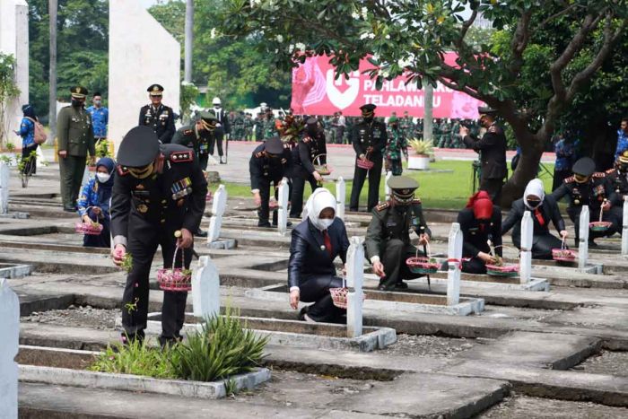 Peringati Hari Pahlawan, Kapolres Mojokerto Kota Bersama Forkopimda Ziarah dan Tabur Bunga di TMP