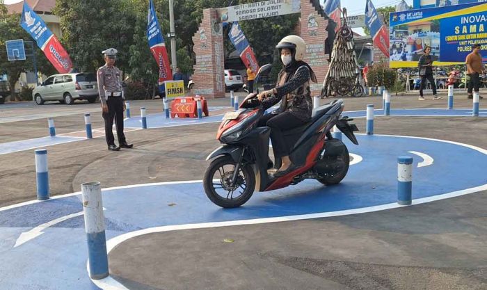 Uji Praktik SIM, Polres Mojokerto Berlakukan Lintasan Huruf S Uji Praktik SIM, Polres Mojokerto Berlakukan Lintasan Huruf S
