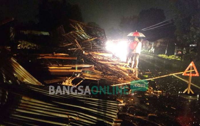Angin Puting Beliung Sapu Mojoagung, Rumah Warga Rusak Tertimpa Pohon Tumbang