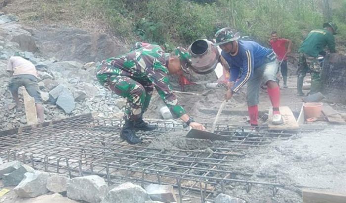 Dansatgas TMMD 105 Trenggalek Bantu Anggota Selesaikan Sisa Tugas Dansatgas TMMD 105 Trenggalek Bantu Anggota Selesaikan Sisa Tugas