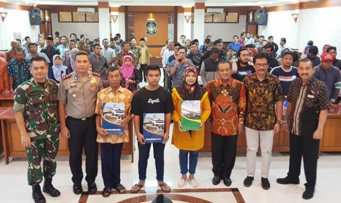 Gubernur Khofifah Serahkan Bantuan Dampak Perselisihan Supporter di Blitar