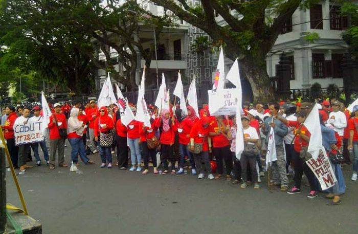 Tolak Upah Murah, Puluhan Buruh di Malang Demo Pemkot