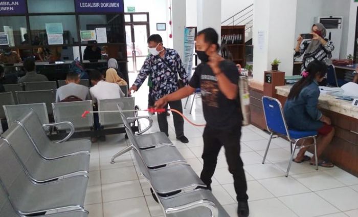 Antisipasi Virus Corona, Dispendukcapil Pacitan Lakukan Penyemprotan Disinfektan