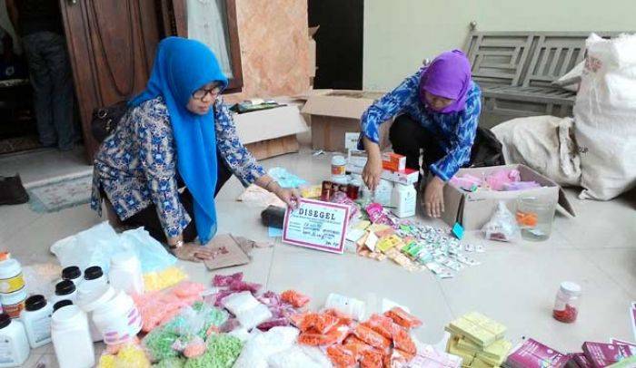 BPOM Gerebek Rumah Pemroduksi Puluhan Ribu Obat Racikan di Jombang BPOM Gerebek Rumah Pemroduksi Puluhan Ribu Obat Racikan di Jombang