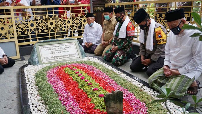 Silaturahim ke Ponpes Tebuireng, Kapolda Jatim Ziarahi Kompleks Makam Gus Dur Silaturahim ke Ponpes Tebuireng, Kapolda Jatim Ziarahi Kompleks Makam Gus Dur