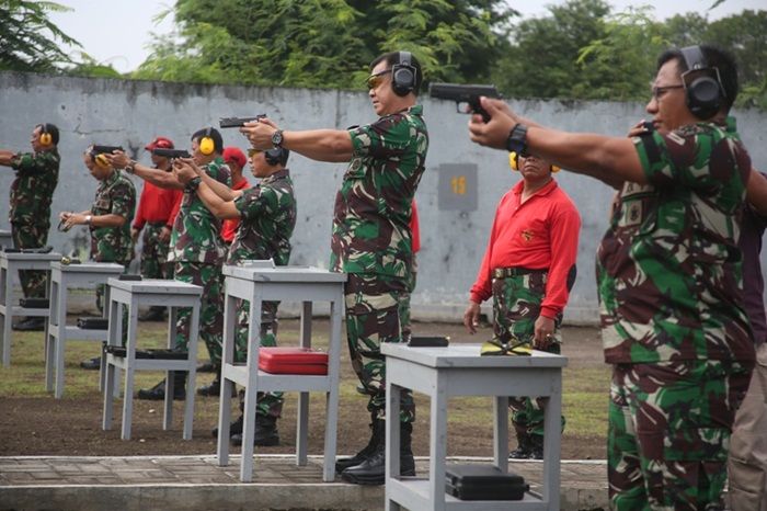 Tingkatkan Kemampuan Menembak Pakai Pistol, Kasarmatim Gelar Latihan Bersama