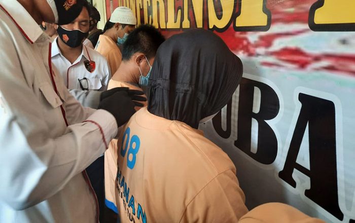 Bawa Anak Kecil, Pasutri di Tuban Kompak Curi Hp, Aksinya Terekam CCTV Bawa Anak Kecil, Pasutri di Tuban Kompak Curi Hp, Aksinya Terekam CCTV