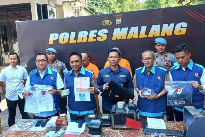 Pasang Tarif Rp150.000 Pengurusan KTP, Oknum Tenaga Honorer Dispendukcapil Malang Ditangkap Pasang Tarif Rp150.000 Pengurusan KTP, Oknum Tenaga Honorer Dispendukcapil Malang Ditangkap