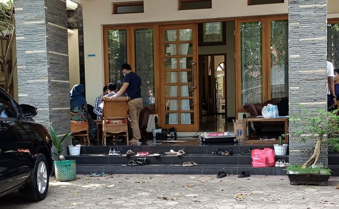 KPK Geledah Rumah 2 Anak Hasan Aminuddin, Bawa 1 Koper dari Rumah Zulmi KPK Geledah Rumah 2 Anak Hasan Aminuddin, Bawa 1 Koper dari Rumah Zulmi