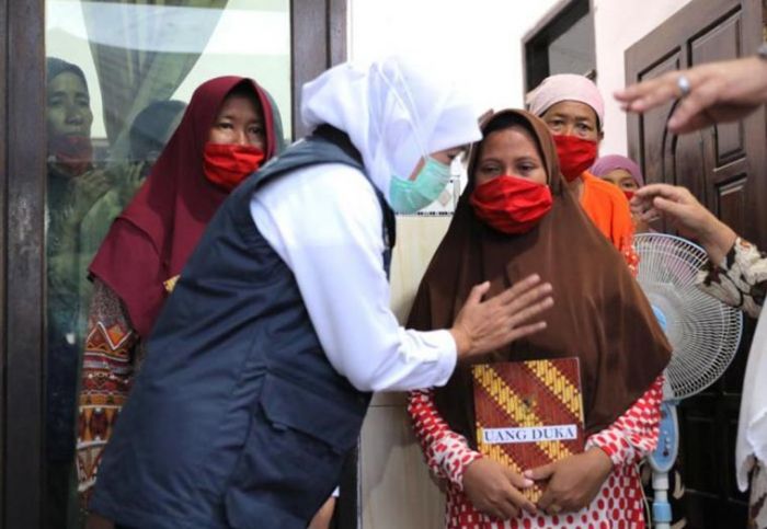 Gubernur Khofifah Kunjungi Keluarga Korban Hanyut Terbawa Arus Sungai di Sampang Gubernur Khofifah Kunjungi Keluarga Korban Hanyut Terbawa Arus Sungai di Sampang