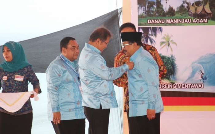 Gubernur Jatim Terima Penghargaan “Pena Emas” Pada Puncak HPN 2018 Gubernur Jatim Terima Penghargaan “Pena Emas” Pada Puncak HPN 2018