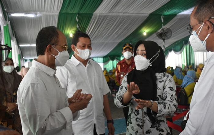Dampingi Kemenaker, Bupati Ikfina Pantau Vaksinasi Gotong Royong di Sampoerna Gondang