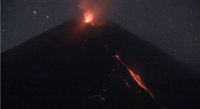 Gunung Semeru Terus Muntahkan Lava Pijar