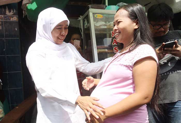 Blusukan di Bekas Lokalisasi Jarak dan Dolly, Khofifah Diminta Berikan Nama Bayi