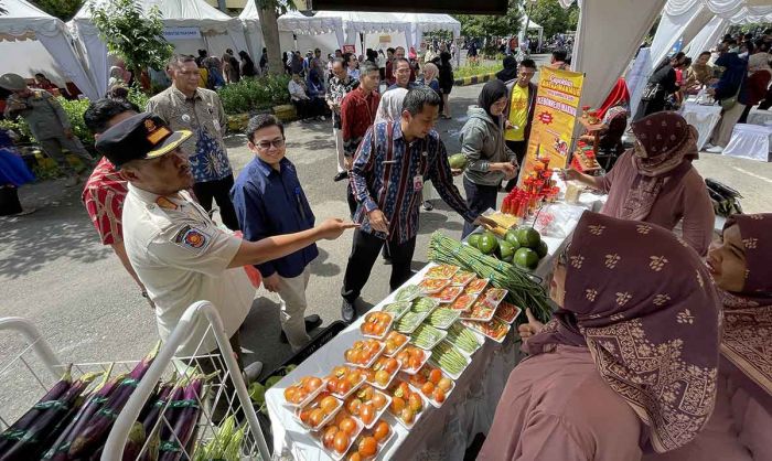 Ribuan Masyarakat Serbu Bazar Murah di GOR Jayabaya Kediri Ribuan Masyarakat Serbu Bazar Murah di GOR Jayabaya Kediri