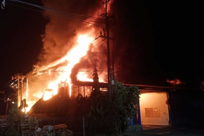 Diduga Korsleting Listrik, Gudang Limbah Beracun Milik PT Jaya Jagat Raya di Waru Sidoarjo Terbakar Diduga Korsleting Listrik, Gudang Limbah Beracun Milik PT Jaya Jagat Raya di Waru Sidoarjo Terbakar