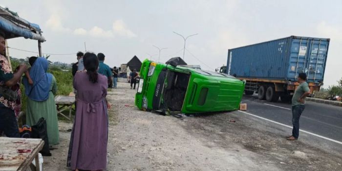 Elf Isi 15 Penumpang Terguling di JLU Lamongan Usai Serempetan dengan Truk Tangki