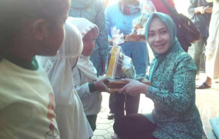 Peringati Hari Kartini, PKK Ponorogo Santuni Pengungsi Dayakan Peringati Hari Kartini, PKK Ponorogo Santuni Pengungsi Dayakan