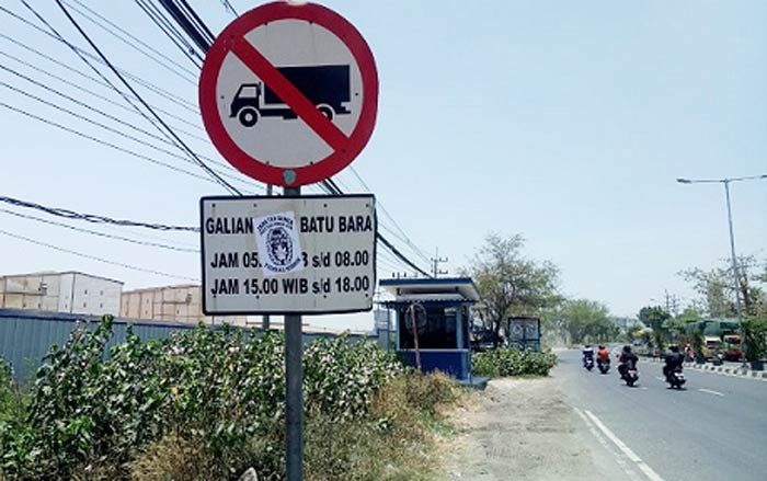 Rambu Larangan di Gresik hanya Pajangan, Truk-truk Besar Tetap Melintas di Jam Terlarang Rambu Larangan di Gresik hanya Pajangan, Truk-truk Besar Tetap Melintas di Jam Terlarang
