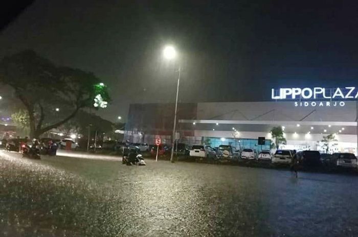 Tiga Jam Diguyur Hujan, Ketinggian Air di Sidoarjo Capai 30 Cm Tiga Jam Diguyur Hujan, Ketinggian Air di Sidoarjo Capai 30 Cm