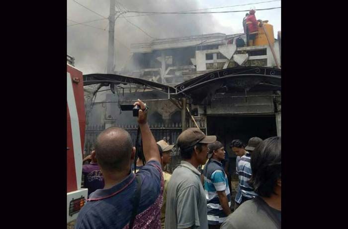 Kebakaran di Pasar Trewung: Dua Kios, Rumah, dan Mobil Hangus