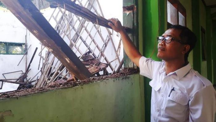 SMPN 1 Domas Menganti Ambruk SMPN 1 Domas Menganti Ambruk