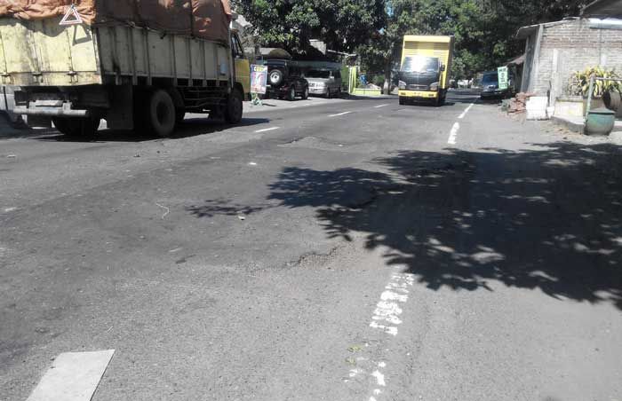 Dilalui Kendaraan Bertonase Jumbo, Jalur Luar Kota Rusak Parah Dilalui Kendaraan Bertonase Jumbo, Jalur Luar Kota Rusak Parah