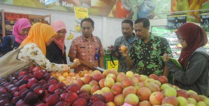 Sidak Toko Buah, Dinkes Bojonegoro Temukan Apel Impor Berbakteri