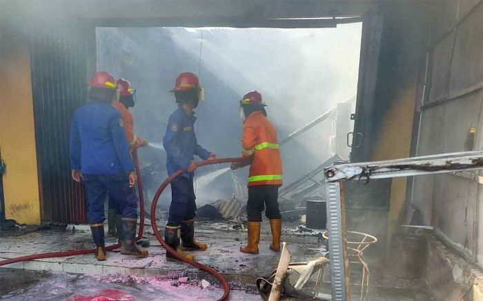 Si Jago Merah Lalap Toko Cat dan Tiner di Sidoarjo