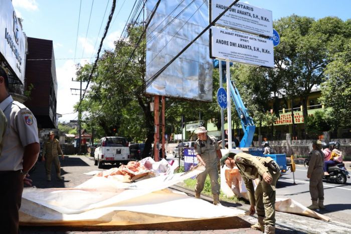 Satpol PP Jember Bongkar Reklame Ilegal di Segitiga Emas, PAD Rugi Puluhan Juta