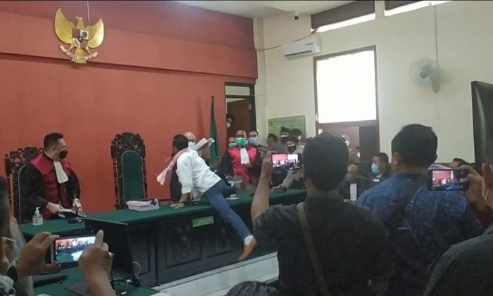 Tak Terima Divonis 3 Tahun Penjara, Terdakwa di Banyuwangi Coba Serang Hakim Tak Terima Divonis 3 Tahun Penjara, Terdakwa di Banyuwangi Coba Serang Hakim