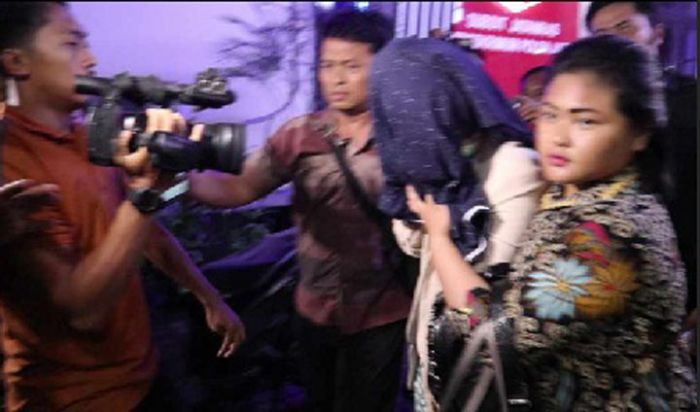 Polda Jatim Ungkap Prostisusi Online Libatkan Artis, Digerebek saat Hubungan Badan Polda Jatim Ungkap Prostisusi Online Libatkan Artis, Digerebek saat Hubungan Badan