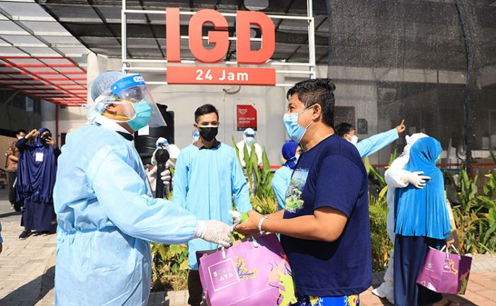 Pakai APD Lengkap, Wali Kota Eri Cahyadi Keliling Semangati Warga Isoman Pakai APD Lengkap, Wali Kota Eri Cahyadi Keliling Semangati Warga Isoman