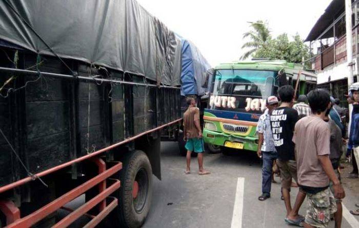 Kecelakaan Beruntun di Bulu, Satu Pengendara Tewas Terjepit Kecelakaan Beruntun di Bulu, Satu Pengendara Tewas Terjepit