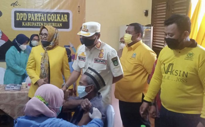 1.500 Vaksin yang Disiapkan DPD Golkar Pasuruan Ludes Diserbu Warga