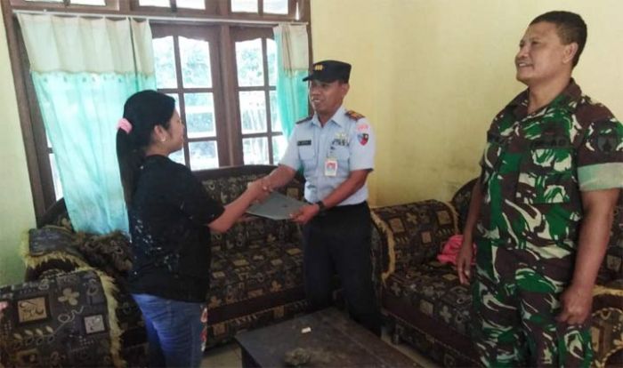 Dua Warga Pacitan yang Rumahnya Terdampak Latihan Pengeboman TNI AU Terima Bantuan Dua Warga Pacitan yang Rumahnya Terdampak Latihan Pengeboman TNI AU Terima Bantuan