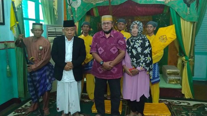 Ditemui Dua Pangeran Menpawah dan Landak, Kiai Asep Prihatin Kerajaan Cuma Simbol Tanpa Realita Ditemui Dua Pangeran Menpawah dan Landak, Kiai Asep Prihatin Kerajaan Cuma Simbol Tanpa Realita