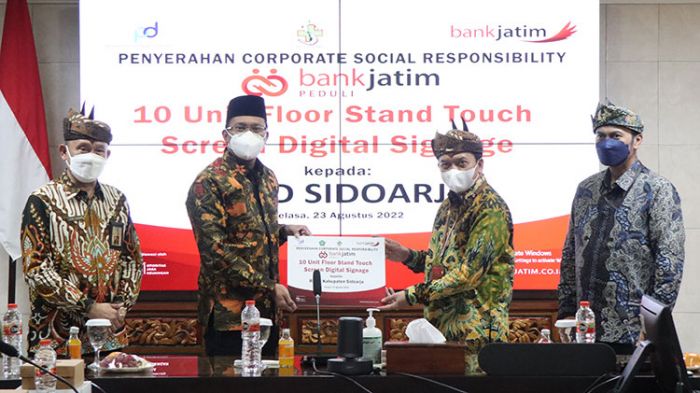 Bank Jatim Serahkan 10 unit Floor Stand Touch Screen Digital Signage ke Pemkab Sidoarjo