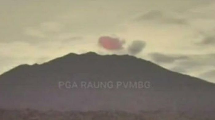 Asap Vulkanik Gunung Raung Terus Menyembur Disertai Cahaya Api Asap Vulkanik Gunung Raung Terus Menyembur Disertai Cahaya Api