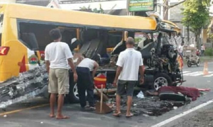 Truk Tronton Melawan Isuzu Elf di Kediri, Empat Korban Tewas Truk Tronton Melawan Isuzu Elf di Kediri, Empat Korban Tewas