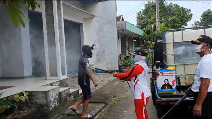 Kader dan Anggota Fraksi PDIP DPRD Sidoarjo Gelar Baksos Hadang Corona Kader dan Anggota Fraksi PDIP DPRD Sidoarjo Gelar Baksos Hadang Corona