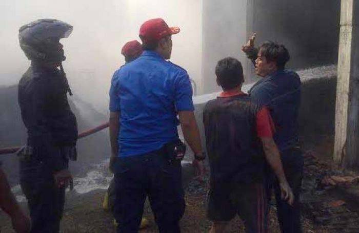 Gudang Solar di Sooko Mojokerto Hangus Dilalap Api Gudang Solar di Sooko Mojokerto Hangus Dilalap Api
