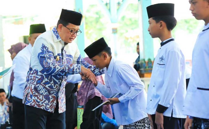 Safari Ramadhan di Madiun, Pj. Gubernur Adhy Bagikan Zakat Produktif, Tali Asih, dan Santunan Yatim