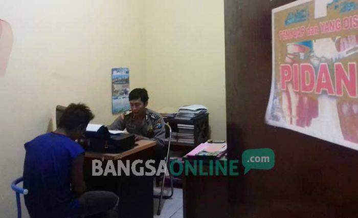 5 Orang Pekerja Bulog di Situbondo Ditangkap Polisi, Diduga Ngutil Raskin saat Hendak Dikirim 5 Orang Pekerja Bulog di Situbondo Ditangkap Polisi, Diduga Ngutil Raskin saat Hendak Dikirim